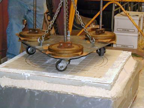 Obr. 2: Stav zkušebního vzorku po provedení 12 cyklů. Když vozík dokončil 450 otáček, zkušební vzorek se podrobí vizuálnímu zkoušení s cílem zjistit, zda 13. cyklus bude zahájen. (foto Bill Griese)