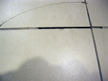 Obr. 3: Čím menší velikosti dlaždic, tím větší je počet dlaždic a spár, které přicházejí do styku s dráhou koleček. Obrázek ukazuje příklad „poškozených dlaždic“ a „vypadlé“ malty ze spár.