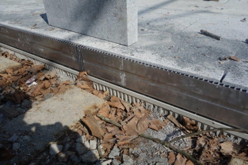 Obr. 3: Štěrbinový žlab TSH v průběhu instalace