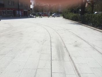 Obr. 5: Jednoduché linie štěrbinového žlabu TSH podpoří design architektonického návrhu náměstí