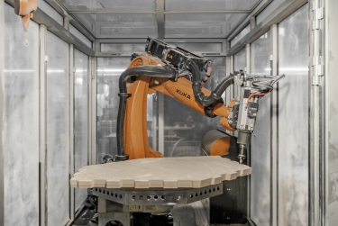 Obr. 8: Robotické obrábění desky