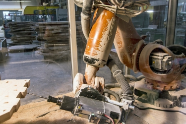 Obr. 9: Předvrtávání otvorů pro vruty