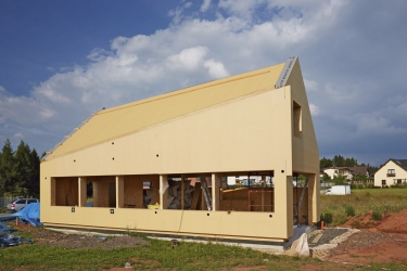 Obr. 7: Hrubá stavba po opláštění DHF deskami
