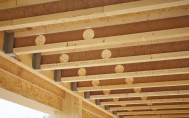 Obr. 9, 10: Podkrovní prostor a konstrukce střechy z KVH hranolů