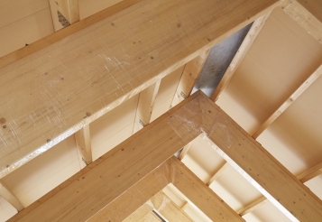 Obr. 12: Detail rohu, nosný rám a interiérové opláštění z OSB desek