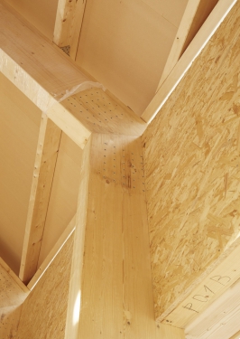 Obr. 13: Spoj rámového rohy pomocí vloženého plechu a samovrtných SFS kolíků