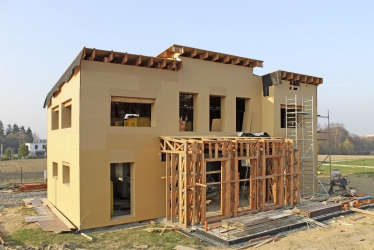 Obr. 6, 7: Hrubá stavba opláštěná DFP deskami