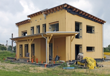 Obr. 6, 7: Hrubá stavba opláštěná DFP deskami