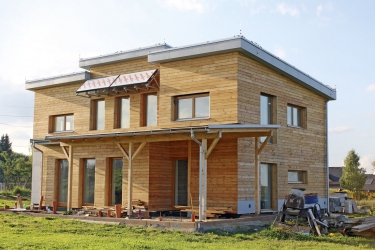 Obr. 8, 9: Stavba s téměř dokončeným finálním obkladem z modřínového dřeva