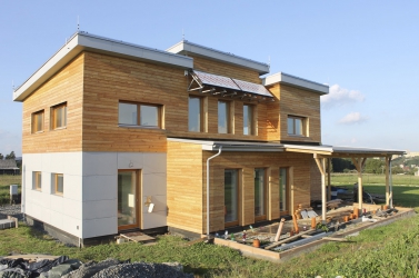 Obr. 8, 9: Stavba s téměř dokončeným finálním obkladem z modřínového dřeva