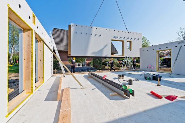 Montáž obvodových stěn na bázi dřeva na základovou desku