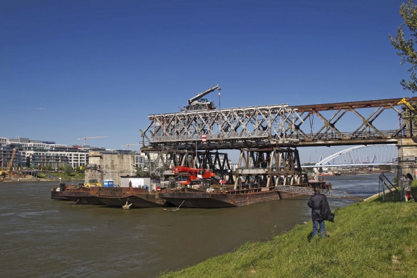 Obr. 6: Rozoberanie pôvodnej oceľovej konštrukcie Starého mosta