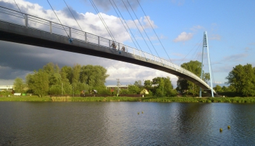 Obr. 1: Unikátní lávka s nosnou konstrukcí z UHPC v Čelákovicích