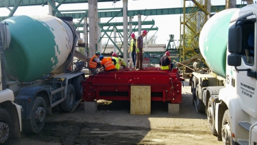 Obr. 3: Ukládka UHPC do formy segmentu