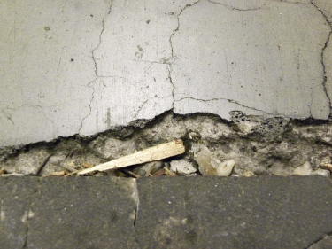 Deštrukcia kontrakčných alebo pracovných škár pojazdmi