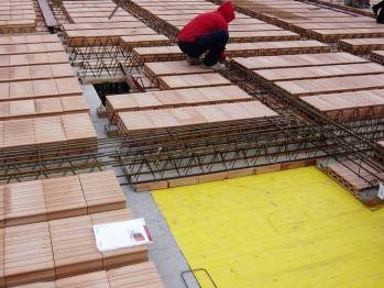 Obr. 8: Přivyztužení průvlaku nad stěnou při horním povrchu