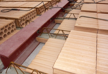 Obr. 10: Uložení nosníků do ocelových průvlaků