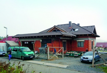 Obr. 17: Dům od příjezdové silnice