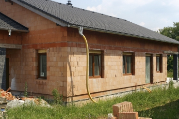 Obr. 1 a 2: Detail uložení stropní konstrukce – založení první řady paty stěny 2. NP je provedeno na výrazně větší tloušťku cementové malty (20–30 mm, λ = 1,00 W/m.K) na rozdíl od ložných spár s tenkovrstvou maltou (1 mm, λ = 0,25 W/m.K v případě tenkovrstvé malty HELUZ nanášené celoplošně)