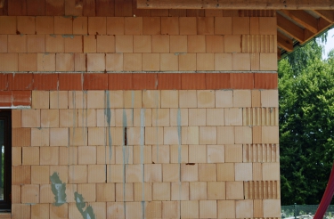 Obr. 1 a 2: Detail uložení stropní konstrukce – založení první řady paty stěny 2. NP je provedeno na výrazně větší tloušťku cementové malty (20–30 mm, λ = 1,00 W/m.K) na rozdíl od ložných spár s tenkovrstvou maltou (1 mm, λ = 0,25 W/m.K v případě tenkovrstvé malty HELUZ nanášené celoplošně)