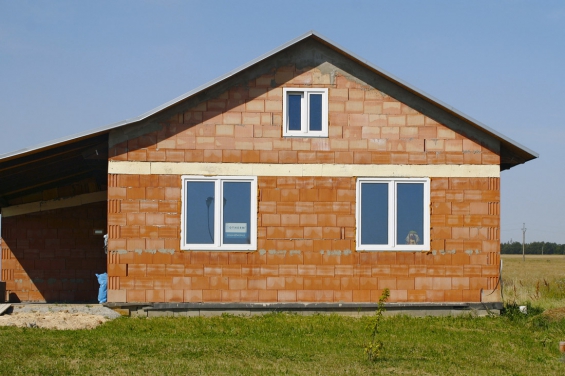 Obr. 7: Použití EPS do vnějšího líce zdiva není vhodné řešení kvůli oslabení únosnosti paty stěny zdiva 2. NP. Platí to jak v případě zdiva se zateplením, tak i pro jednovrstvé zdivo, kde dochází i k odlišnému vlhkostnímu transportu, projevujícímu se odlišným odstínem zabarvení fasády. Další negativní jevy jsou spojené s odlišným chováním materiálů, kdy v důsledku rozdílných objemových změn je třeba omítky vyztužovat sklotextilní síťovinou.