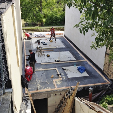 Obr. 7: Příprava zakládacích prahů pro CLT panely