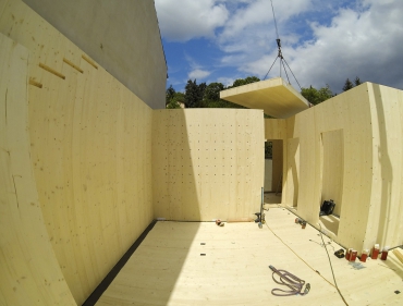 Obr. 8, 9: Osazování CLT panelů; rastr otvorů v příčce bude sloužit k přisvětlení centrální místnosti