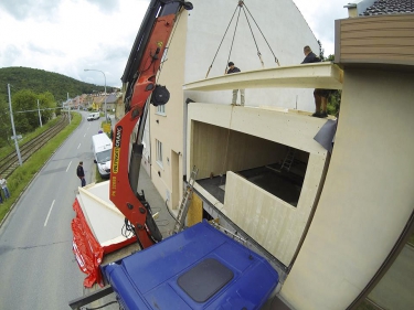 Obr. 8, 9: Osazování CLT panelů; rastr otvorů v příčce bude sloužit k přisvětlení centrální místnosti