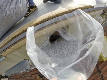 Obr. 12: Vyplnění mezery mezi sousedícími domy pomocí sypaného EPS s grafitem