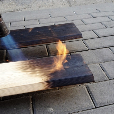 Obr. 15: Opalování finálního modřínového obkladu