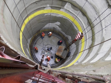 Kontinuální betonáže definitivního ostění revizní šachty do posuvného bednění