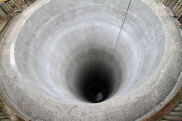 Revizní šachta; do bednění s vnitřním průměrem 6 m se postupně vylévaly prstence definitivního ostění