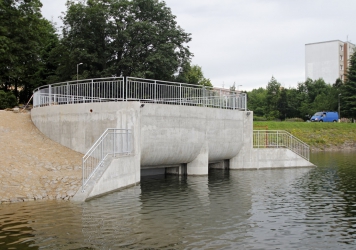 Vtokový objekt – masivní železobetonová konstrukce se dvěma přepadovými otvory, každý o rozměrech 3,0x1,8 m