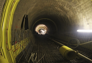 Výztuž železobetonu spodní klenby z kombinace jednoosých sítí a volných vázaných prutů; v místech zvýšeného statického namáhání jsou profily prutů zesíleny