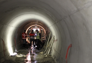 Povrch po odbednění; na bednění pro betonáže definitivního ostění byly kladeny zvýšené požadavky s ohledem na zatížení povrchů rychle proudící vodou a jejím mechanickým a kavitačním účinkům