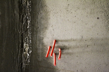 Blokové a pracovní spáry při středu spárového pásu osazené injektážními hadičkami pro dodatečné utěsnění spáry chemickou injektáží