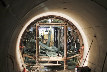 Při betonážích definitivních ostění se do bednění beton čerpá (vtlačuje) zespoda vzhůru, čímž je vytlačován vzduch, takže nedochází ke vzniku kaveren a pórů