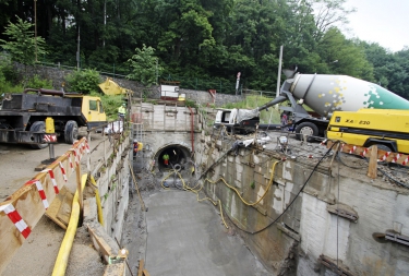 Beton pro definitivní ostění štol byl dopravován autodomíchávači a čerpán na vzdálenost až 400 m  