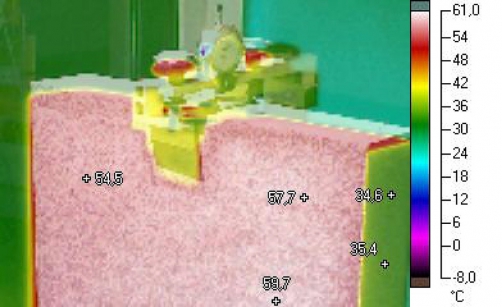 Obr. 6, 7: Měřící zařízení pro určení prodloužení desky EPS ve stínu/na slunci