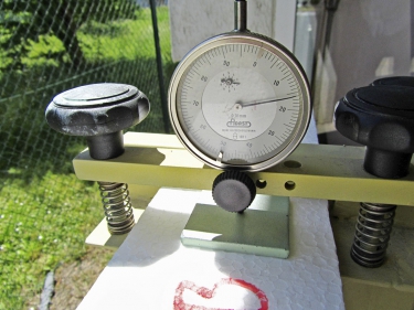 Obr. 8, 9: Konečné hodnoty prodloužení bílé a šedé desky na přímém slunci. Po odečtení počátečního nastavení 2,00 mm bílá deska vykazuje prodloužení 0,16 mm (2,16 – 2,00 = 0,16), šedá pak cca 1,15 mm (3,15 – 2,00 = 1,15), tj. více než sedminásobek. Vznik mezírek při nedodržení technologie je objasněn. 