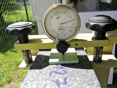 Obr. 8, 9: Konečné hodnoty prodloužení bílé a šedé desky na přímém slunci. Po odečtení počátečního nastavení 2,00 mm bílá deska vykazuje prodloužení 0,16 mm (2,16 – 2,00 = 0,16), šedá pak cca 1,15 mm (3,15 – 2,00 = 1,15), tj. více než sedminásobek. Vznik mezírek při nedodržení technologie je objasněn. 