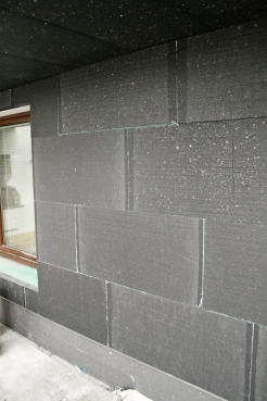 Obr. 10: Typický důsledek aplikace šedých fasádních desek na přímém slunci – mezírky mezi deskami a následné dopěnění. Stínění sítěmi je nutné.