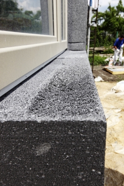 Obr. 11: Typické poškození šedého EPS v okolí okna při aplikaci bez stínění sítěmi