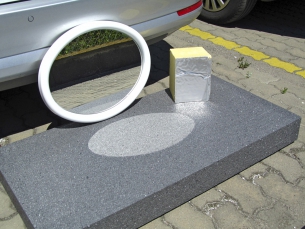 Obr. 12, 13: Sestava k určení teplotního vlivu odrazivých ploch na šedé desky EPS. Povrchová teplota šedé desky EPS bez vlivu odrazu se pohybuje okolo 85 °C. Ideální odraz od zrcadla má shodný účinek jako rozptýlený odraz – oba účinky navyšují teplotu přes 100 °C, tj. dochází k postupné degradaci EPS. 