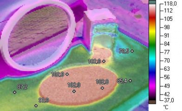 Obr. 12, 13: Sestava k určení teplotního vlivu odrazivých ploch na šedé desky EPS. Povrchová teplota šedé desky EPS bez vlivu odrazu se pohybuje okolo 85 °C. Ideální odraz od zrcadla má shodný účinek jako rozptýlený odraz – oba účinky navyšují teplotu přes 100 °C, tj. dochází k postupné degradaci EPS. 
