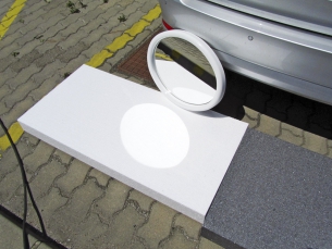 Obr. 14, 15: Sestava bílého a šedého EPS pro určení rozdílu teplot vlivem oslunění a teplotního odrazu. Teplotní „ovál“ od odrazu zrcadla se na infrasnímku téměř nezobrazuje. Teplotní rozdíly šedých a bílých desek jsou vysoké. 