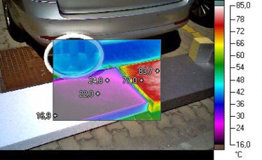 Obr. 14, 15: Sestava bílého a šedého EPS pro určení rozdílu teplot vlivem oslunění a teplotního odrazu. Teplotní „ovál“ od odrazu zrcadla se na infrasnímku téměř nezobrazuje. Teplotní rozdíly šedých a bílých desek jsou vysoké. 