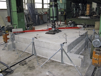 Obr. 6: Reálné provedení zatěžovací zkoušky zákrytové desky