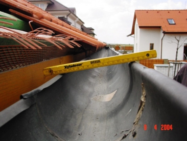 Obr. 2: Opačně uložené žlaby v hácích