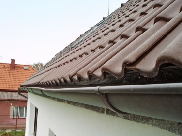 Obr. 4: Deformace žlabů, nezadlabané háky